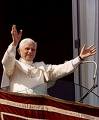 El Papa saluda a los fieles