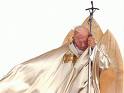 Juan Pablo II se apoya en la Cruz