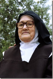 Lucía de Fátima, con su hábito de Carmelita